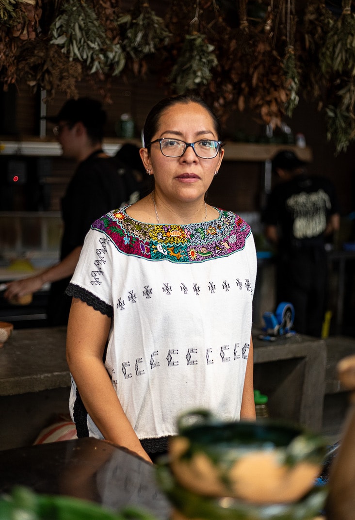Una integrante del equipo de Obispo con blusa oaxaqueña bordada.