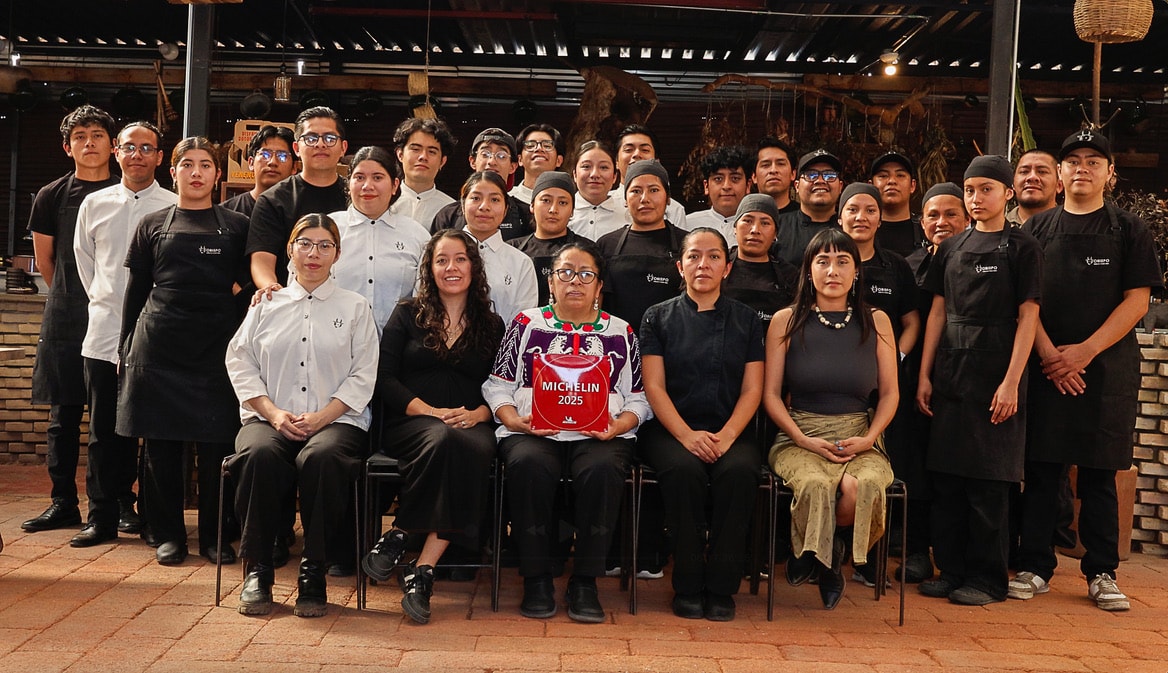 El equipo de Obispo reunido con su reconocimiento de la Guía MICHELIN.