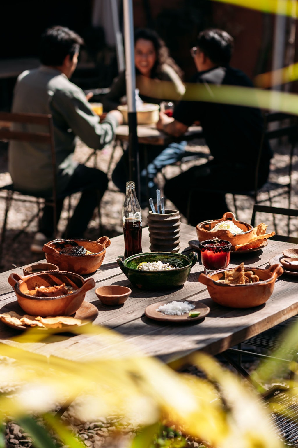 Mesa montada al aire libre, lista para recibir comensales.