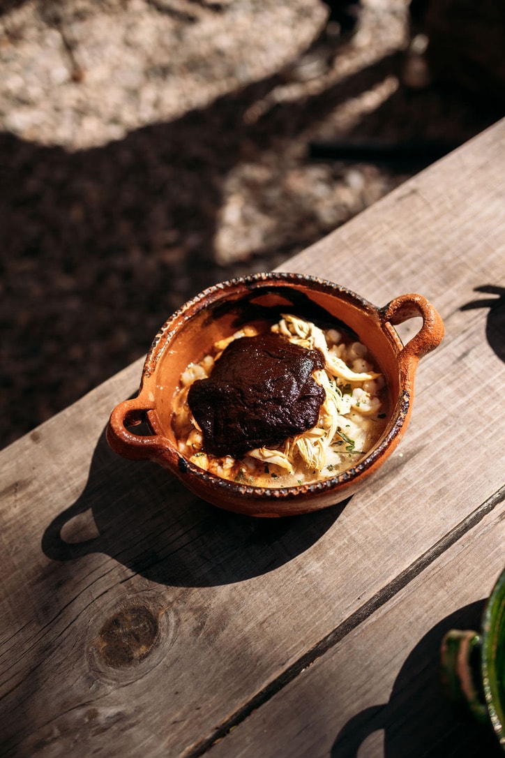 Pozole de Nochixtlán, de la cocina mixteca, servido en cazuela de barro.