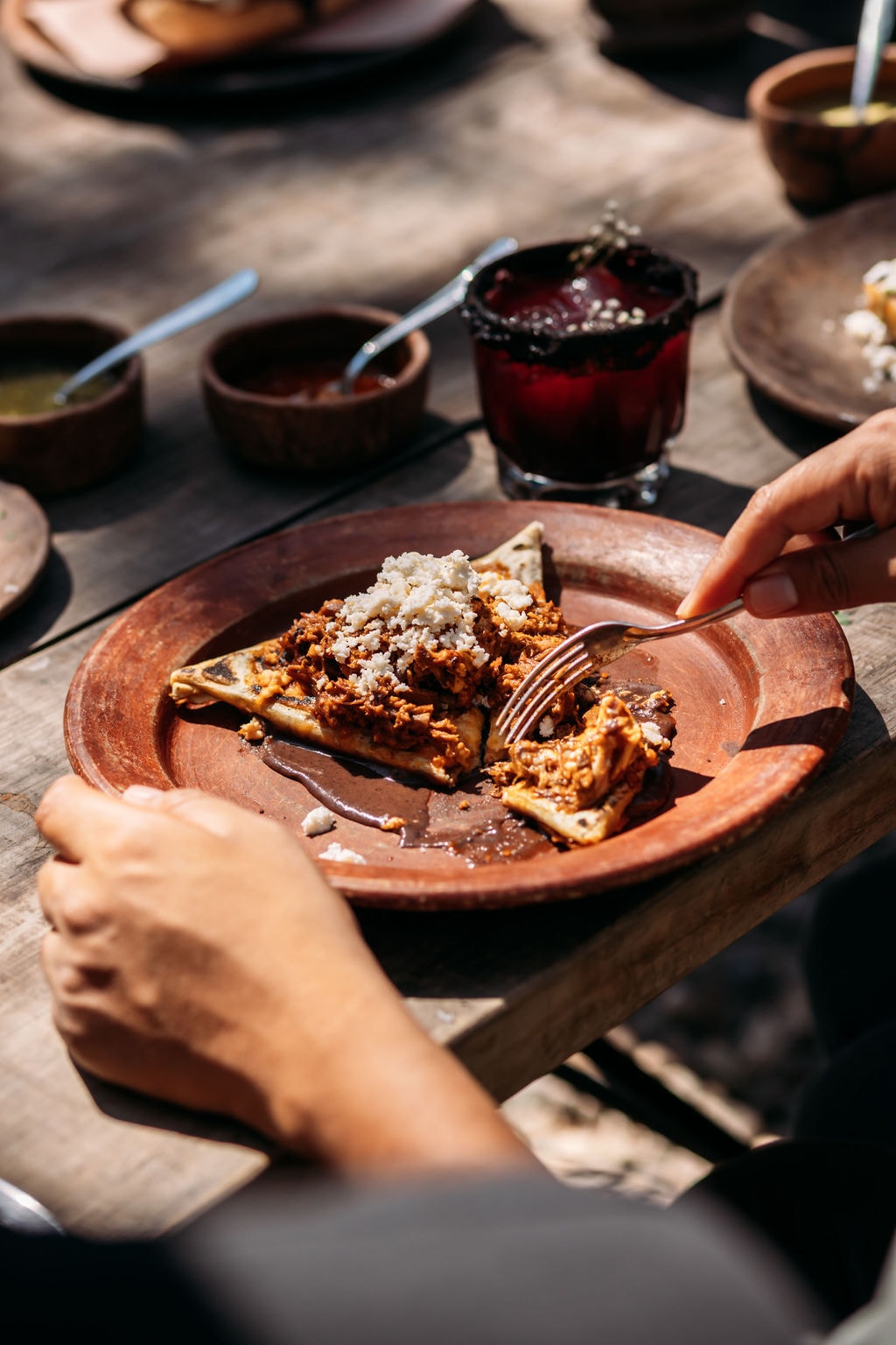 Memela mixteca de birria, la «tetela» de la casa, en plato de barro.